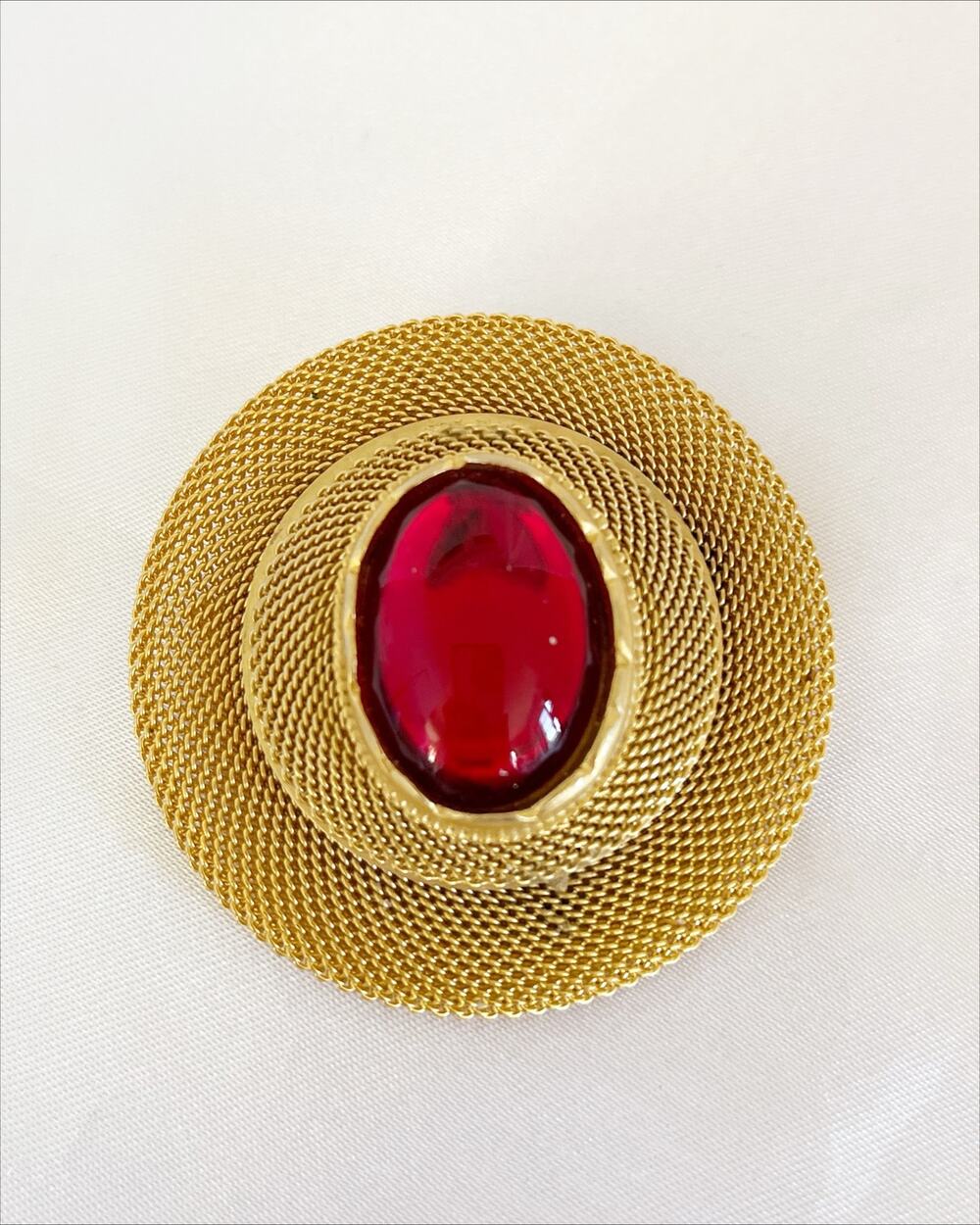 BROOCH Vintage Gold Tone Mesh & Red Cabochon Center Stone Shoulder Pin